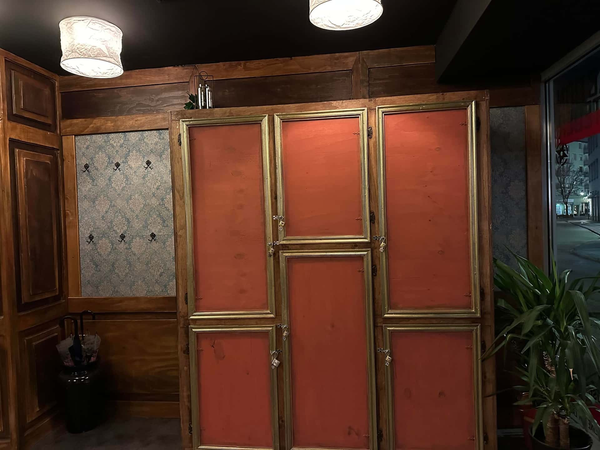 Schließfächer und Garderobe in der Lobby des Escape Room Rosenheim