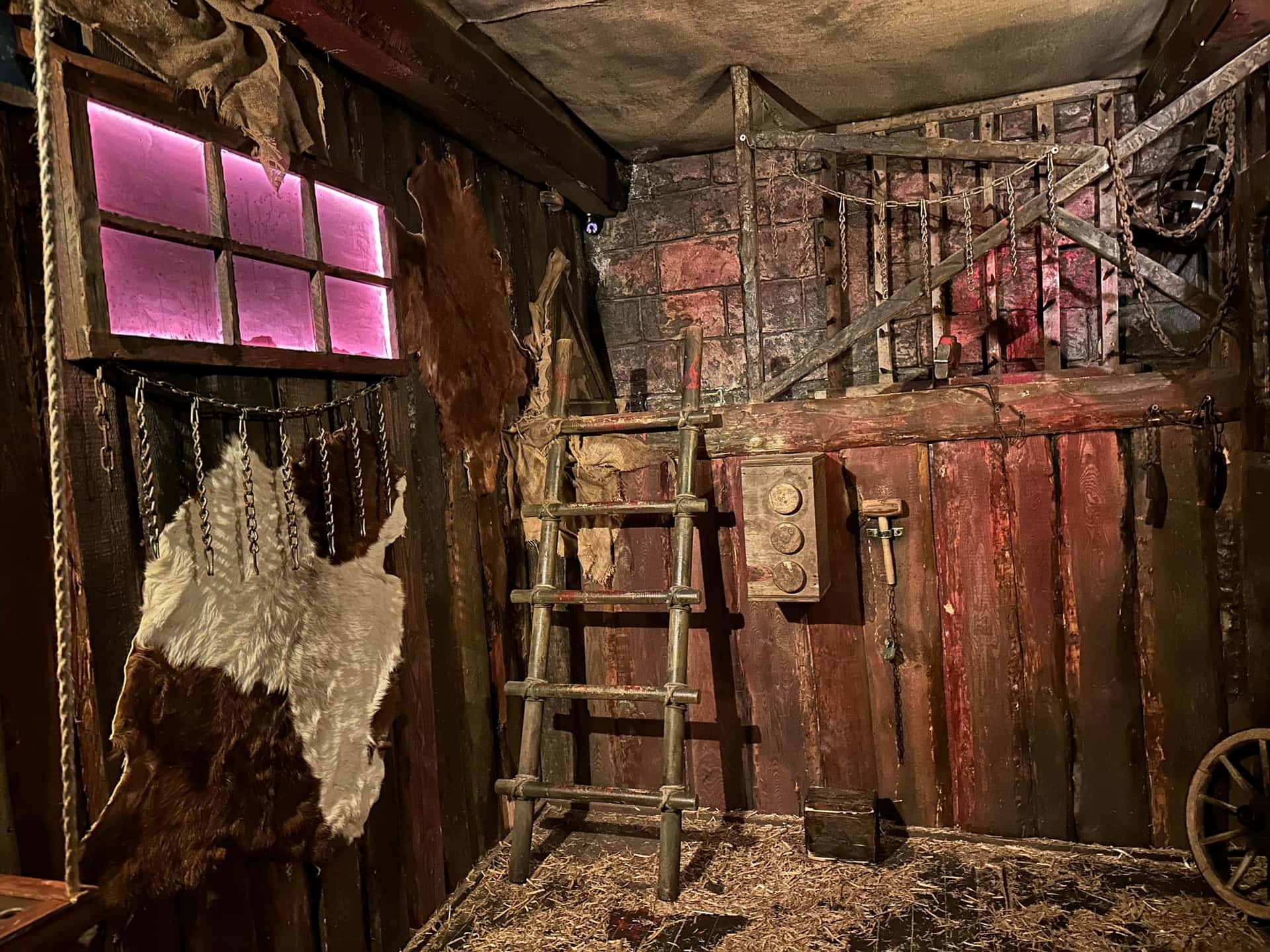 Kammer mit Leiter, Gitterzelle und Wagenrad im Escape Room Der Henker in Rosenheim