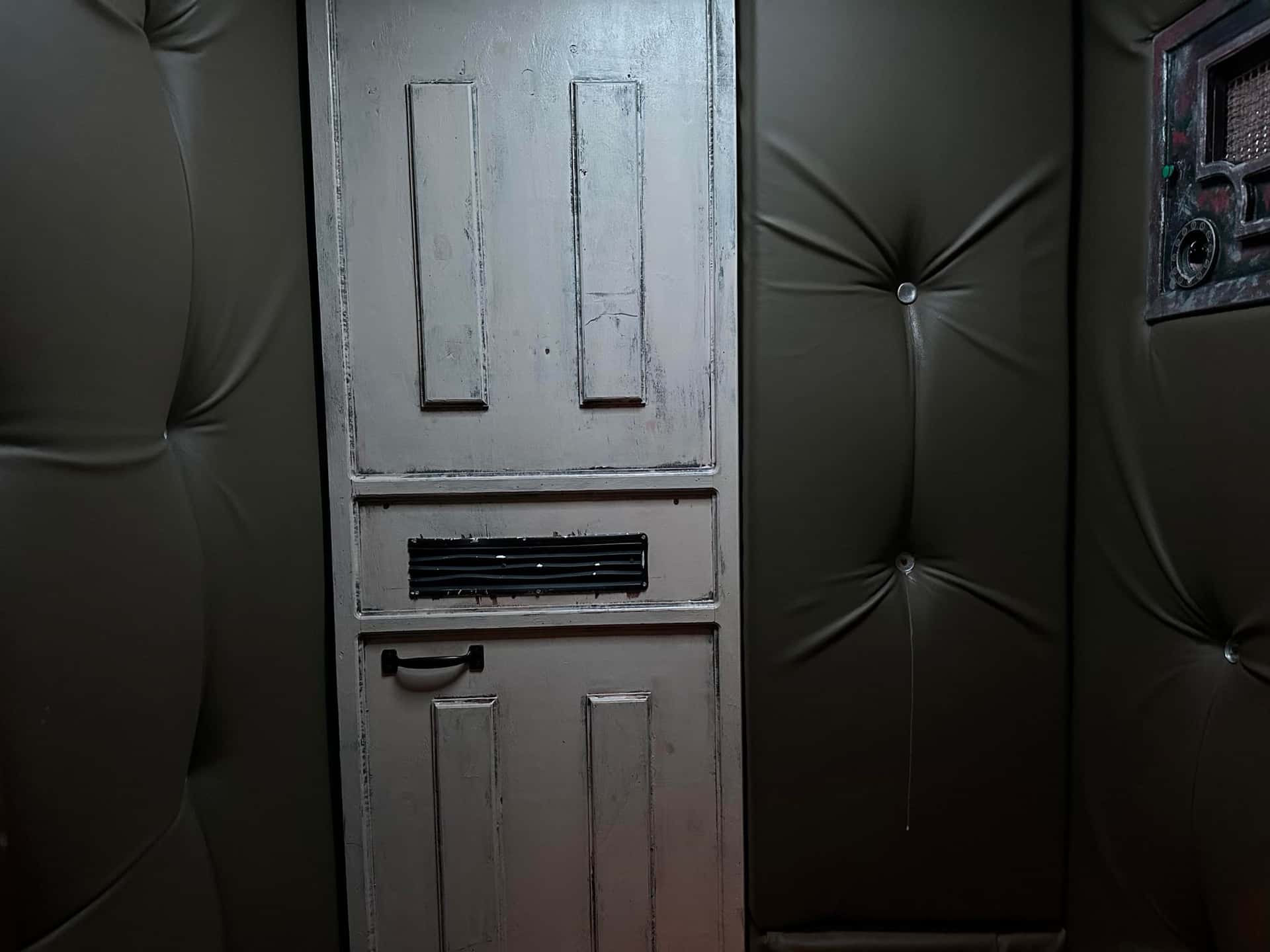 Gepolsterte Gummizelle mit Stahltür im Escape Room Madhouse (Infection) in Rosenheim