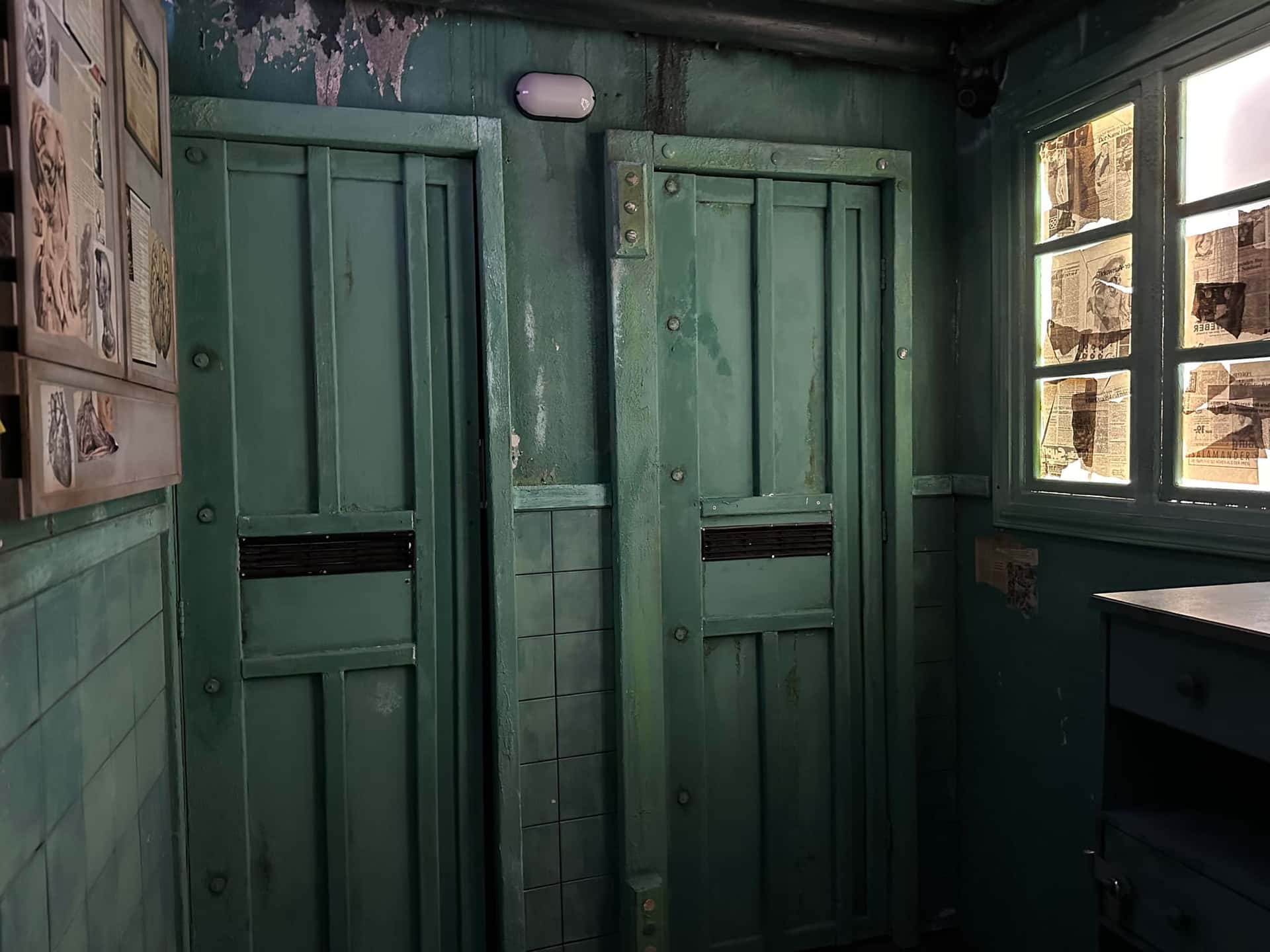 Grüne Kliniktüren mit Sichtklappen im Escape Room Madhouse (Infection) in Rosenheim