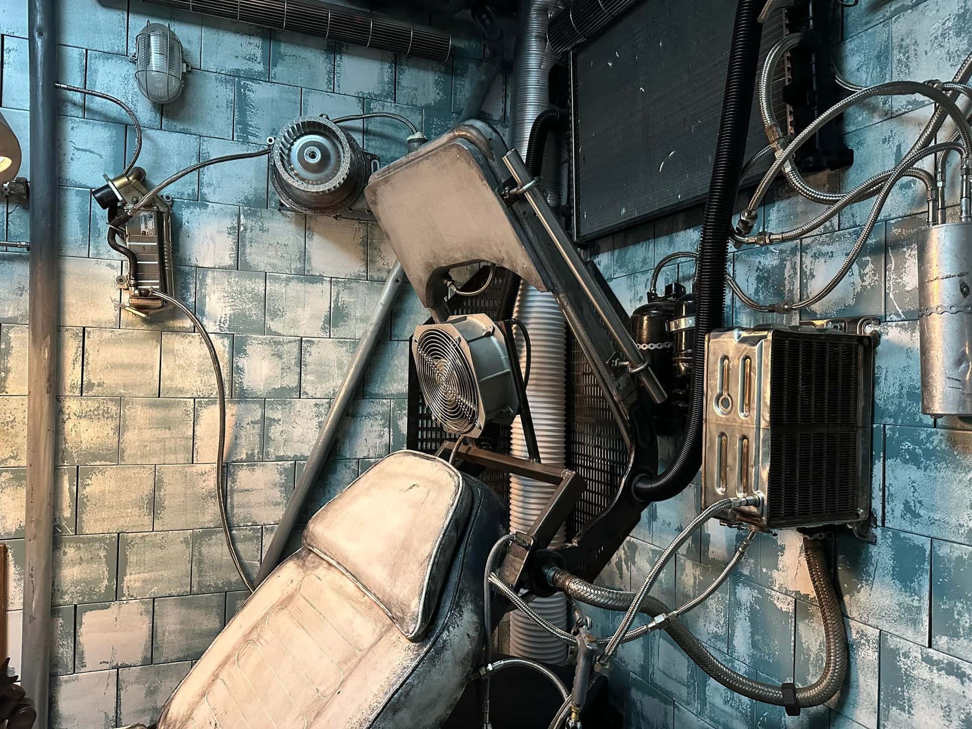 Behandlungsstuhl mit medizinischen Apparaturen im Escape Room Madhouse (Infection) in Rosenheim
