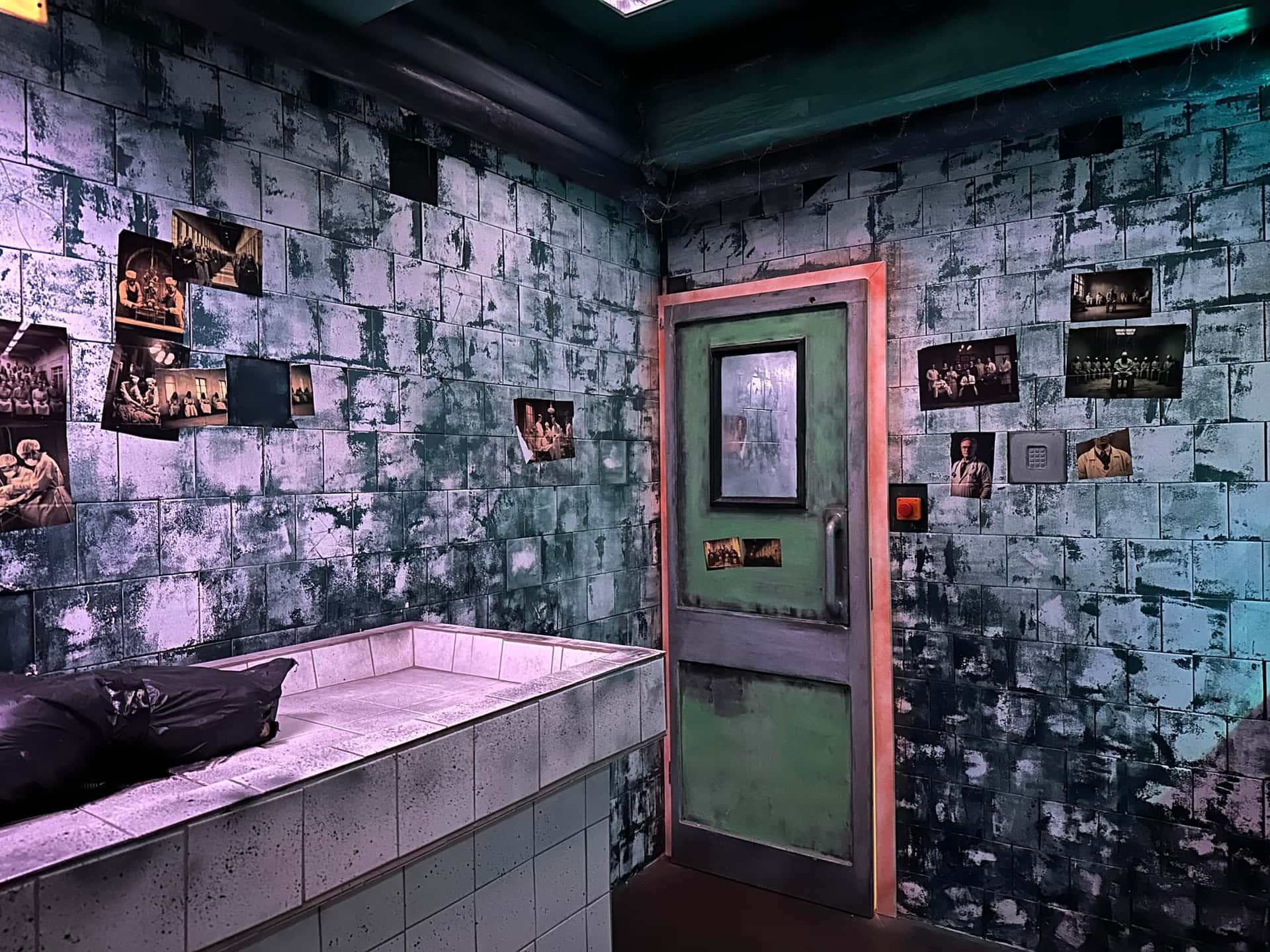 Seziertisch und Kliniktür mit Notizen im Escape Room Madhouse (Infection) in Rosenheim
