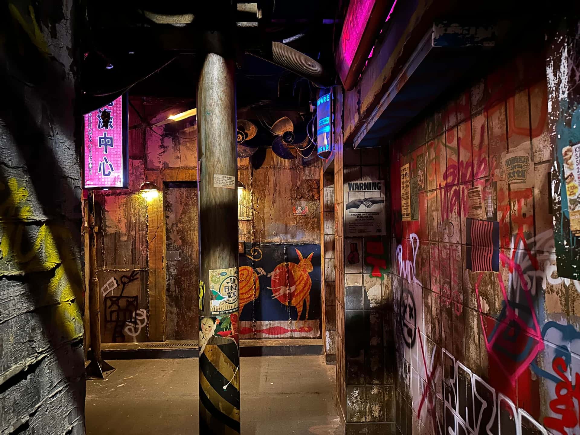 Neonbeleuchtete Straße in China Town mit Graffiti im Escape Room Robot Paranoia in Rosenheim