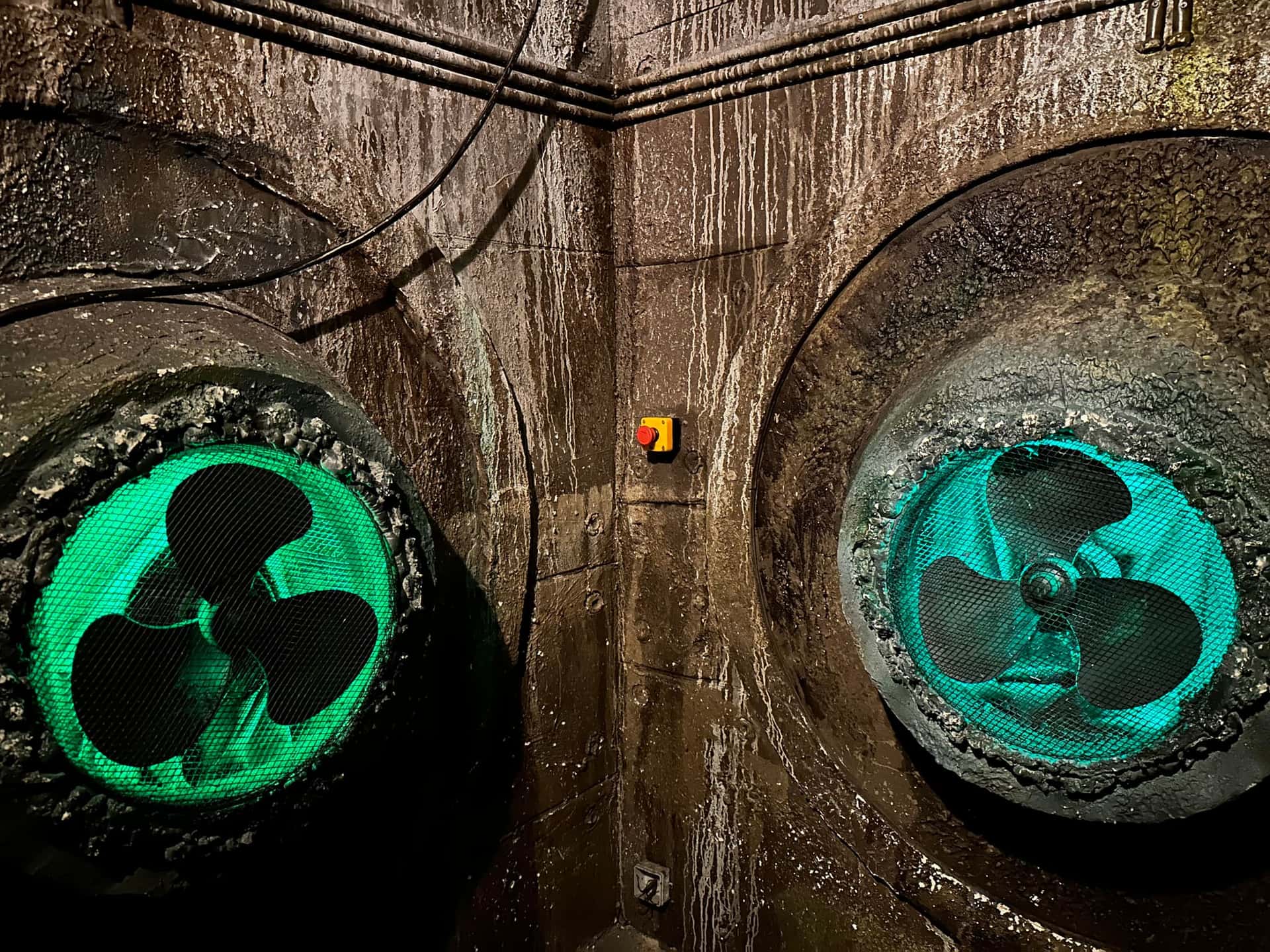 Zwei grün beleuchtete Großventilatoren im Tunnelsystem im Escape Room Robot Paranoia in Rosenheim