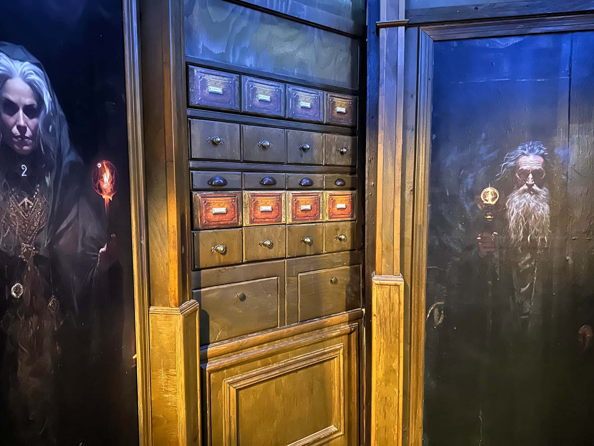 Hexen- und Zauberer-Porträts mit Apothekerschrank im Escape Room Die Zauberschule in Rosenheim