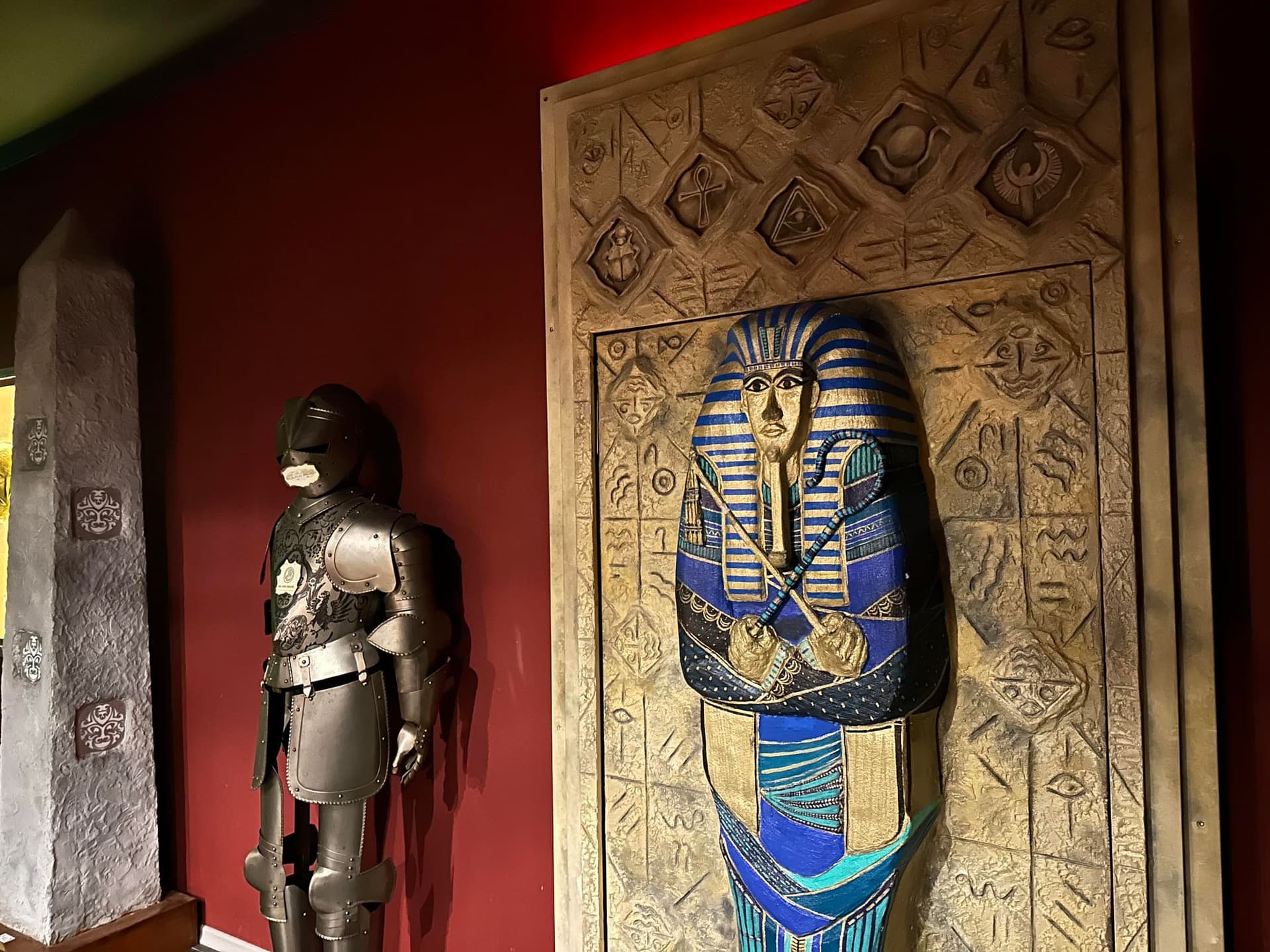 Pharao-Sarkophag, Ritterrüstung und Obelisk im Auktionslager im Escape Room Artefakt in Rosenheim