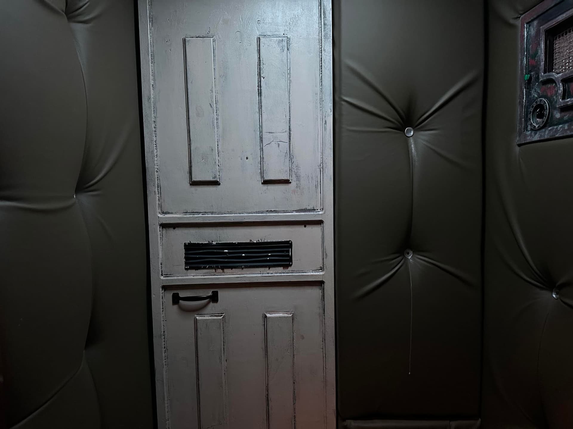 Gepolsterte Gummizelle mit Stahltür im Escape Room Madhouse (Infection) in Rosenheim