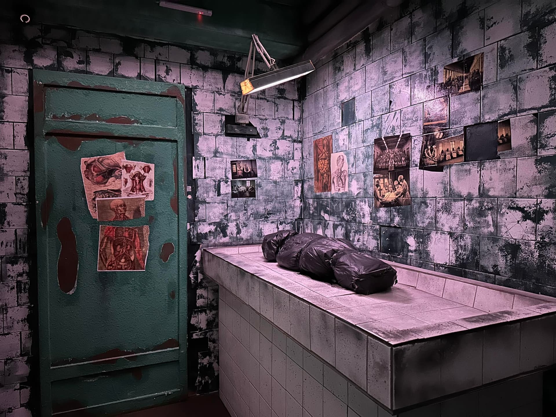 Obduktionstisch mit Leichensack im Escape Room Madhouse (Infection) in Rosenheim