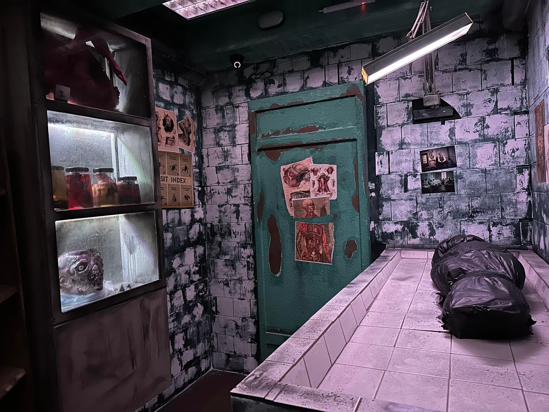 Pathologie mit Präparategläsern und Leichensack auf dem Seziertisch im Escape Room Madhouse (Infection) in Rosenheim