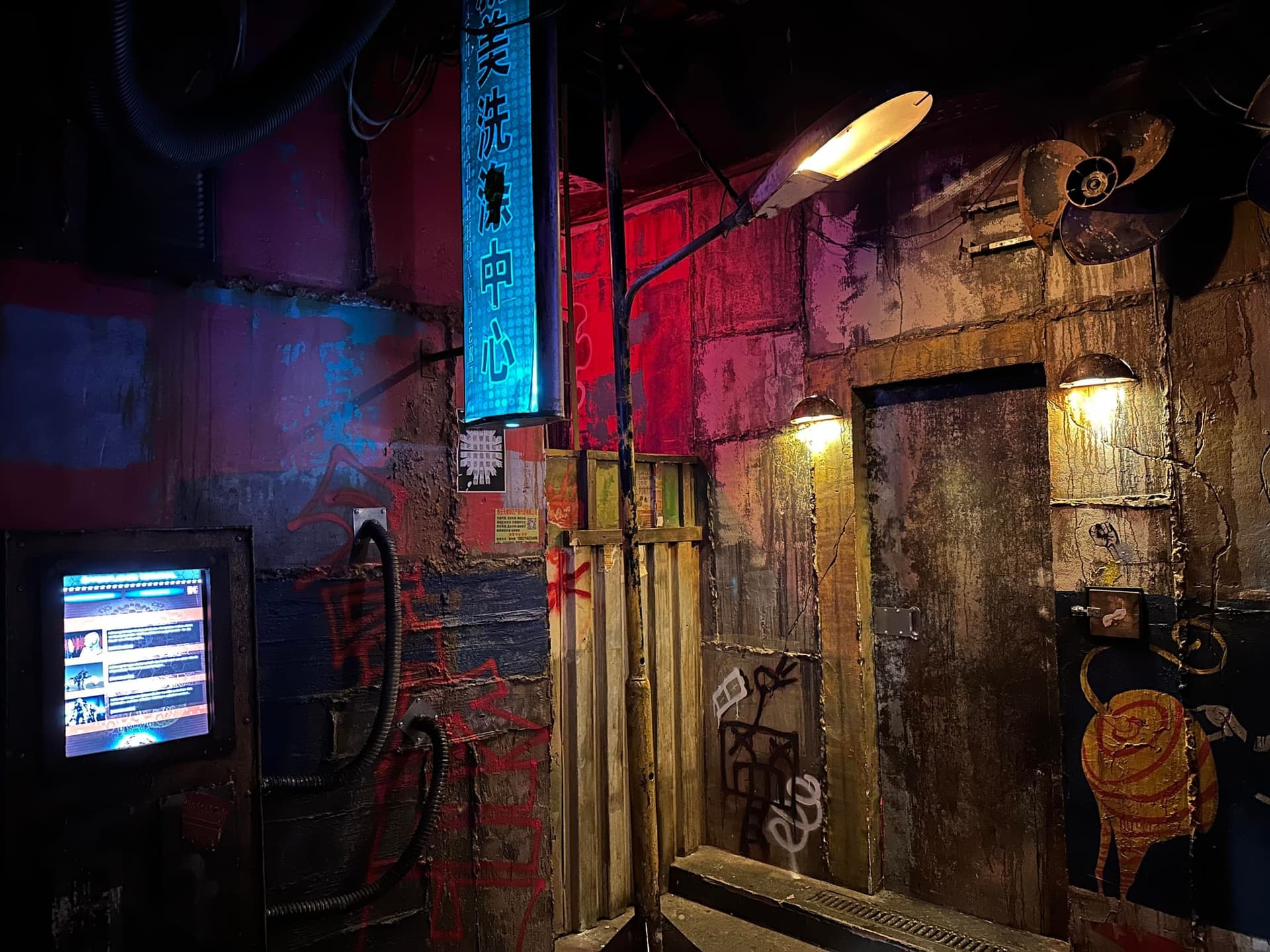 Chinesische Neonschilder, Terminal und Graffiti-Wände im Escape Room Robot Paranoia in Rosenheim